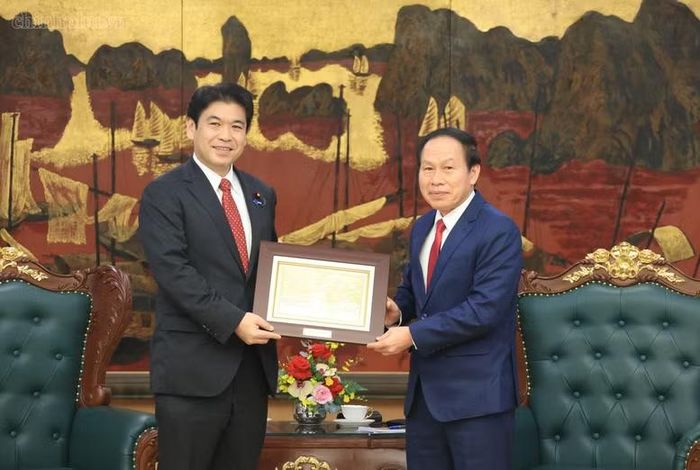 Phó Thủ tướng tặng Bộ trưởng Matsumoto Yohei quà lưu niệm. Ảnh: CP
