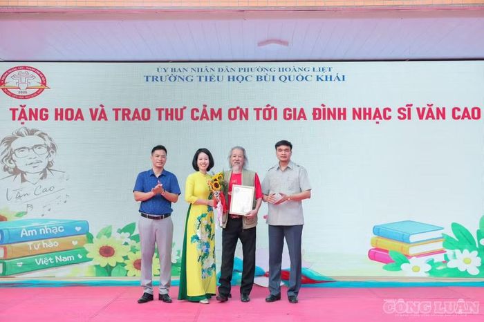 Trường Tiểu học Bùi Quốc Khái, cùng lãnh đạo địa phương, đại diện hội cha mẹ học sinh tặng hoa và trao thư cảm ơn tới nghệ sĩ Văn Thao - con của cố nhạc sĩ Văn Cao.