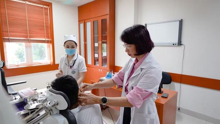Sau phẫu thuật, sức khỏe bệnh nhi ổn định, chỉ còn đau nhẹ tại vùng can thiệp và đang tiếp tục được theo dõi tại bệnh viện. Ảnh: Bệnh viện cung cấp