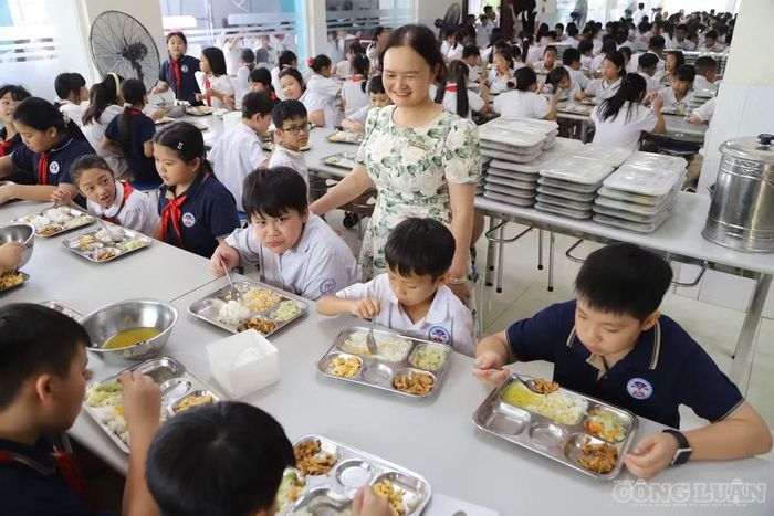 Mỗi suất ăn bán trú có giá 40.000 đồng. Trong đó, học sinh được hỗ trợ 28.000 đồng, phụ huynh đóng 12.000 đồng mỗi suất. Thực đơn được nhà trường phối hợp với đơn vị cung cấp xây dựng và thay đổi theo tuần. Hương Việt Sinh là đơn vị đã phối hợp với trường trong nhiều năm.