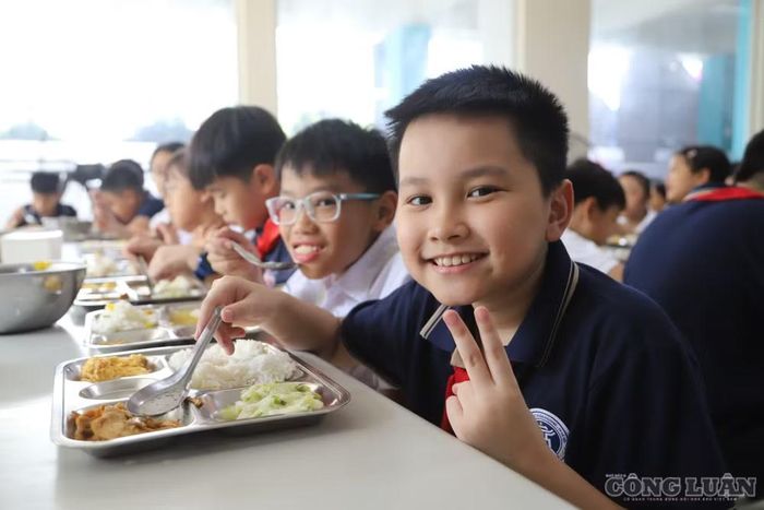 Em Nguyễn Tấn Lộc, học sinh lớp 5A3 cho biết, em khá thích những bữa ăn bán trú tại trường vì món ăn được thay đổi thường xuyên. “Bữa trưa có nhiều món khác nhau, hôm thì có thịt, cá, hôm có trứng và rau nên em không thấy chán. Em thích nhất là được ăn cùng các bạn rồi nghỉ trưa ngay tại trường”, Lộc chia sẻ.