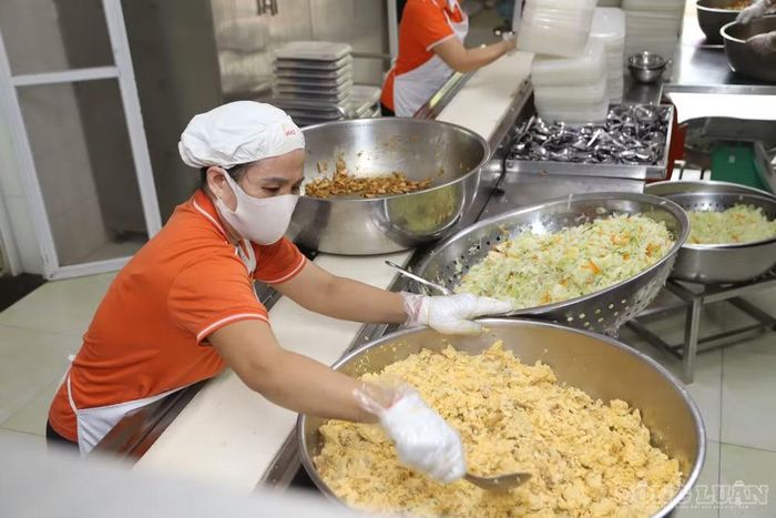 Trao đổi với phóng viên Báo Nhà báo và Công luận, nhà giáo Lê Thị Tuyết Lan, Hiệu trưởng Trường Tiểu học Xuân Phương cho biết, việc tổ chức bán trú không chỉ dừng ở việc chuẩn bị một bữa ăn mà kéo theo cả chuỗi công việc trong suốt buổi trưa. Nhà trường phải tham gia và đặc biệt bảo đảm việc giám sát từ khâu nhận thực phẩm, sơ chế, chế biến, chia thức ăn đến quản lý, chăm sóc học sinh buổi trưa, từ bữa ăn đến giấc ngủ.