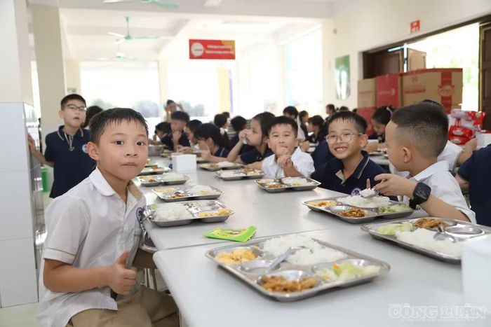 Cùng với nguồn lực từ ngân sách tăng thêm, yêu cầu quản lý, giám sát của thành phố Hà Nội cũng được đặt ra cao hơn, nhằm bảo đảm mỗi bữa ăn đến với học sinh đầy đủ dinh dưỡng, an toàn và đúng quy định, từ khâu lựa chọn đơn vị cung ứng đến tổ chức bữa ăn tại trường.