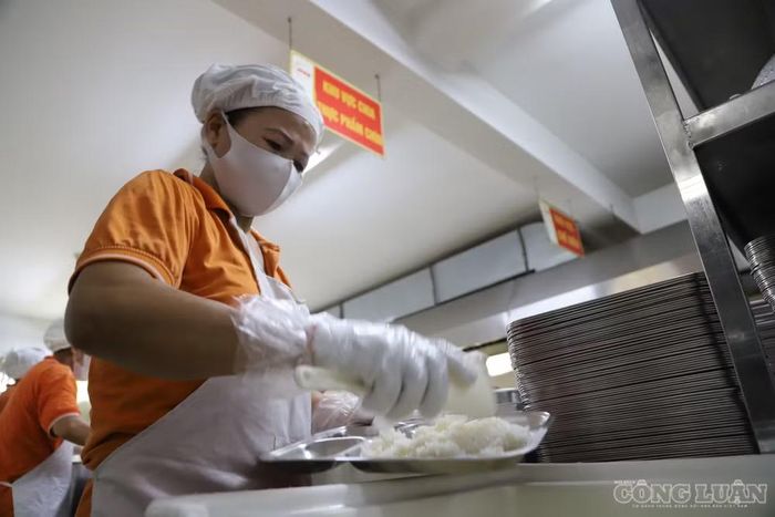 Cũng theo nữ hiệu trưởng, trước khi chia suất ăn cho học sinh, bộ phận bếp xây dựng định lượng cụ thể cho từng lớp. Mẫu suất ăn được lưu và chụp ảnh gửi về Công ty Hương Việt Sinh để kiểm tra việc chia suất, bảo đảm thống nhất về định lượng giữa các lớp. Nhà trường và đơn vị cung cấp cùng tham gia giám sát quá trình này.