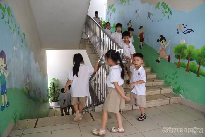 Tiếng trống báo hiệu giờ học buổi sáng kết thúc cũng là lúc khu vực bán trú bắt đầu nhộn nhịp. Từng lớp học sinh lần lượt di chuyển xuống khu vực ăn trưa, nhận suất ăn và ổn định chỗ ngồi.