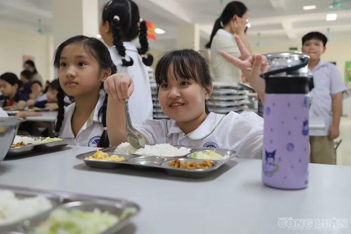 Đại diện công ty TNHH Hương Việt Sinh, đơn vị cung cấp suất ăn bán trú cho nhiều trường học tại Hà Nội, đánh giá những ngày đầu năm học mới luôn là thời điểm đòi hỏi sự chuẩn bị kỹ lưỡng và tinh thần trách nhiệm cao nhất. “Chúng tôi luôn chủ động phối hợp chặt chẽ với nhà trường, lắng nghe phản hồi và kịp thời điều chỉnh các vấn đề phát sinh để các con có bữa ăn chất lượng nhất”, đại diện Hương Việt Sinh nói.