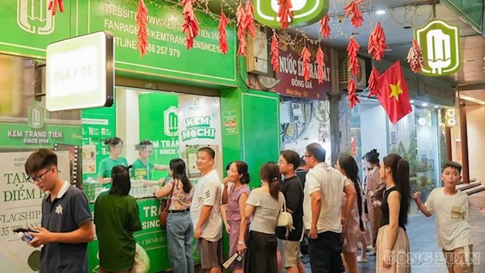Người dân xếp hàng mua kem Tràng Tiền trước khi địa điểm này đóng cửa. Ảnh: Thu Ngân.