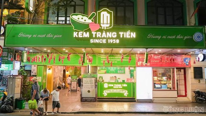 Số 35 Tràng Tiền đã gắn liền với ký ức của nhiều thế hệ người dân Thủ đô. Ảnh: Thu Ngân.