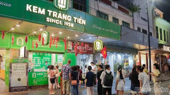 Nhiều gia đình, bạn trẻ đến đây thưởng thức món kem Tràng Tiền. Ảnh: Thu Ngân.