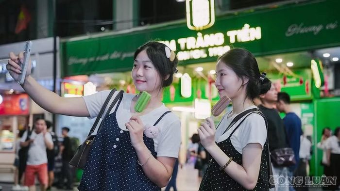 Nhiều bạn trẻ tranh thủ đến đây để chụp ảnh lưu giữ kỉ niệm. Ảnh: Thu Ngân.