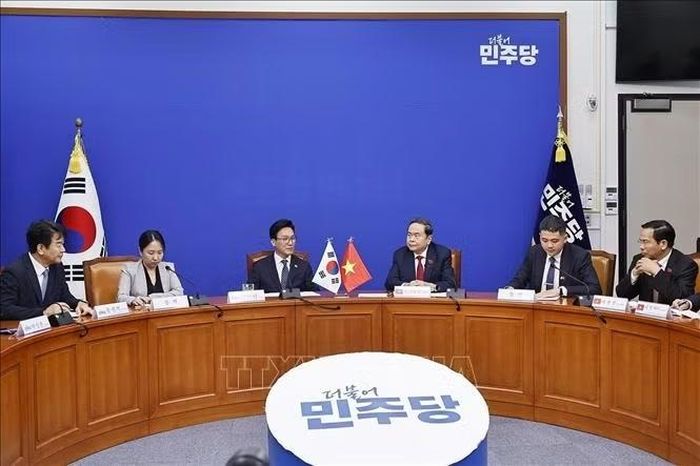 Chủ tịch Quốc hội Trần Thanh Mẫn tiếp Chủ tịch Đảng Dân chủ Đồng hành (DPK) Kim Min Seok. Ảnh: Doãn Tấn/TTXVN