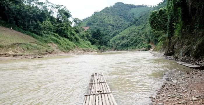 Những chiếc bè mảng học sinh ở xóm Soong Phụ thường sử dụng để qua sông. Ảnh: Trí Dũng.