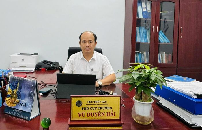 Phó Cục trưởng Cục Thủy sản và Kiểm ngư Vũ Duyên Hải trao đổi với Báo Pháp luật Việt Nam. (Ảnh: Gia Hồng)