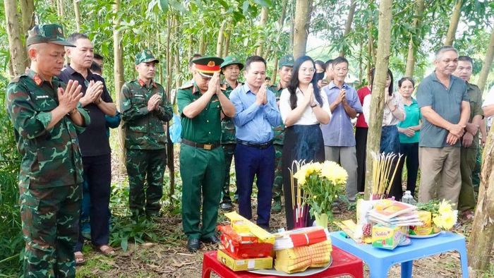 Đoàn công tác thắp hương trước khi tiến hành khảo sát. Ảnh: Bình Thuận.