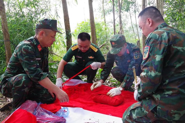 Quá trình tìm kiếm cất bốc được 1 bộ hài cốt nghi là liệt sĩ thời kháng Pháp. Ảnh: Bình Thuận.