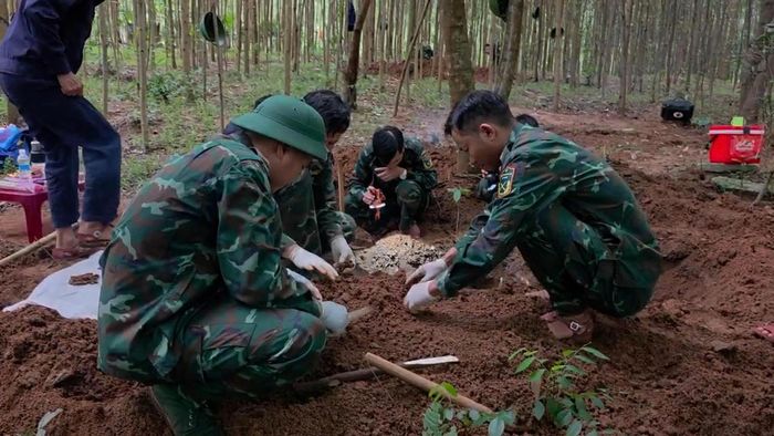 Lực lượng tìm kiếm, quy tập hài cốt liệt sĩ số 1 mở rộng phạm vi, cẩn trọng tìm kiếm từng lớp đất tại khu vực bản Bãi Dinh. (Ảnh: Bộ CHQS tỉnh Quảng Trị)