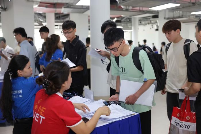 Tân sinh viên nhập học tại cơ sở Hòa Lạc của ĐH Quốc gia Hà Nội. Ảnh: Nghiêm Huê