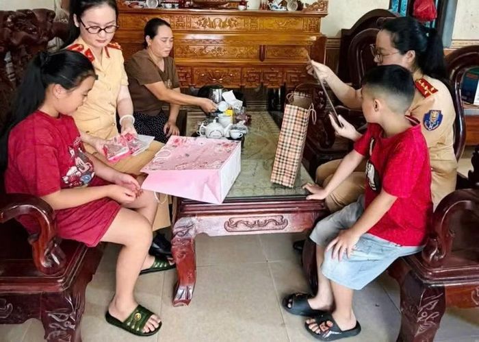 Phòng Cảnh sát giao thông hỗ trợ các con đỡ đầu