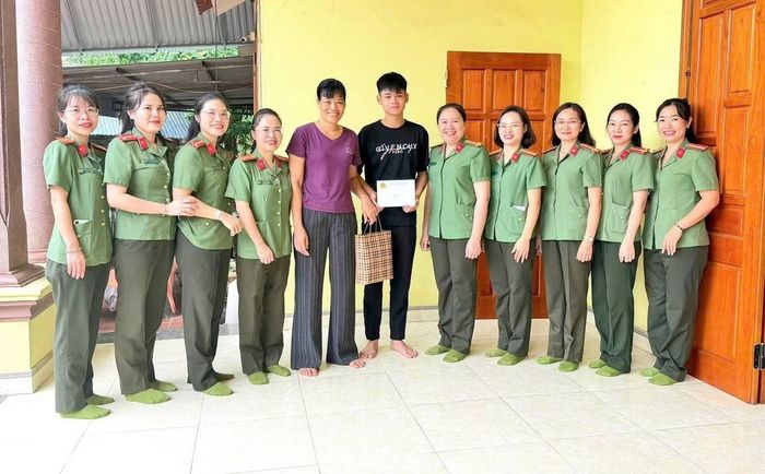 Công an tỉnh Thái Nguyên hỗ trợ 40 “con đỡ đầu” bước vào năm học mới