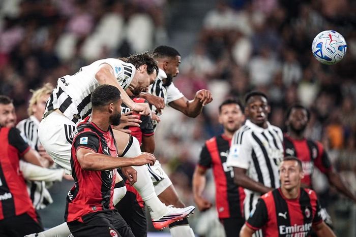  Gatti bật cao đánh đầu tung lưới Milan, giữ lại 1 điểm cho Juventus. 