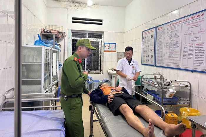 Anh Ngọc được kịp thời đưa đến cơ sở y tế cấp cứu kịp thời. Ảnh: Quỳnh Trang