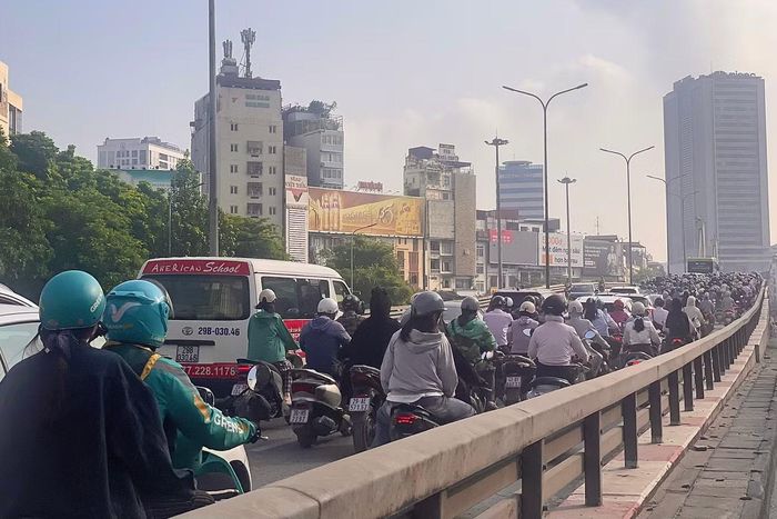 Xe máy chờ kín mặt đường trên cầu vượt Ngã Tư Sở.