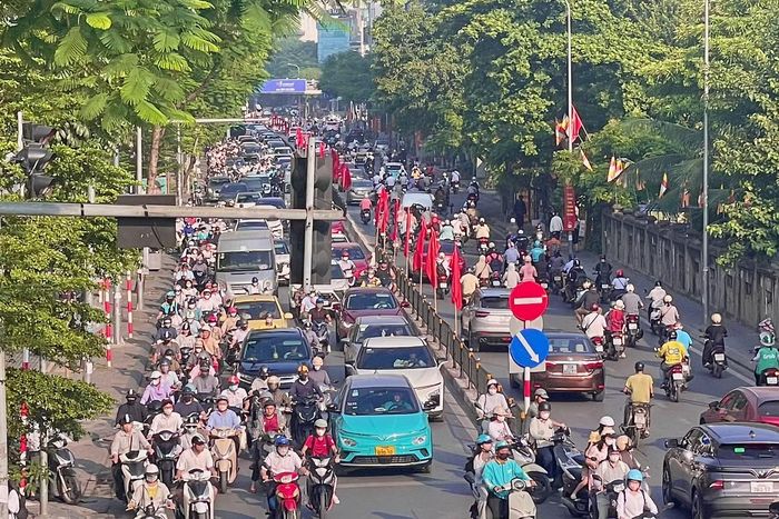 Lưu lượng phương tiện trên các tuyến phố tăng mạnh vào giờ cao điểm sáng. Phố Chùa Bộc, Tôn Thất Tùng, Láng, Trường Chinh, Nguyễn Trãi... đều ùn tắc từ sớm.