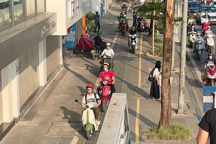 Nhiều người leo vỉa hè để né tắc đường.