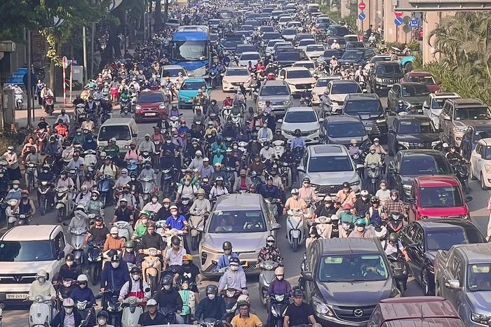 Đường Nguyễn Trãi hướng về nội đô ken đặc các loại xe.