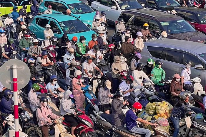 Các phương tiện nhích từng chút dưới nắng nóng.