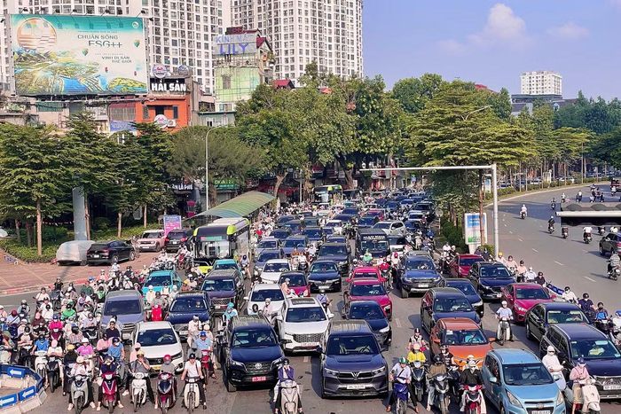 Dòng xe nối đuôi kéo dài hàng trăm mét trên đường Láng.