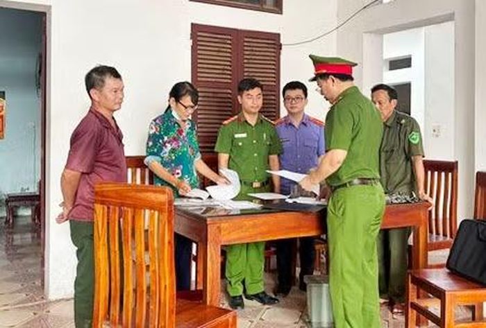 Cơ quan điều tra khám xét nơi ở của các đối tượng.