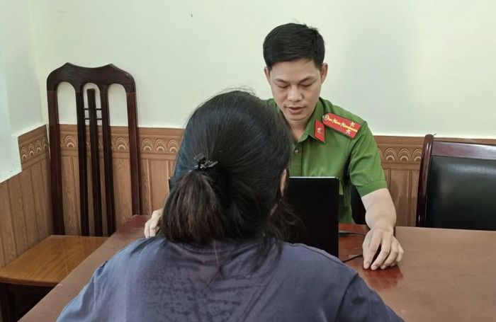 Chị Phan Thị L. tại cơ quan công an.