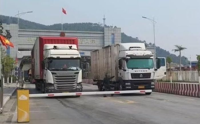 Hoạt động thông quan hàng hóa bằng xe tải tại cửa khẩu Chi Ma.