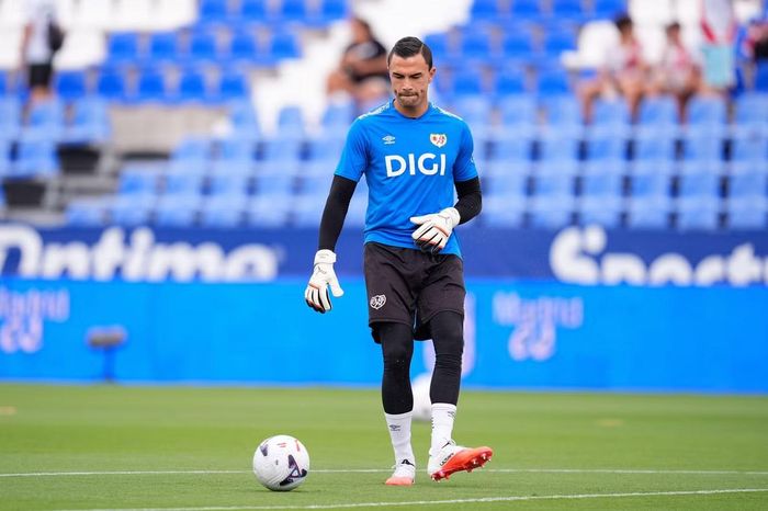 Emil Audero (3,77 triệu USD): Audero vừa hoàn tất thủ tục gia nhập Rayo Vallecano theo dạng hợp đồng cho mượn từ Como 1907. Trước đó, Rayo Vallecano mất thủ môn số 1 Batalla, do đó quyết định chiêu mộ gấp Audero. Thủ môn sinh năm 1997 sẽ cạnh tranh trực tiếp với Maarten Paes cho vị trí "người gác đền" Indonesia.