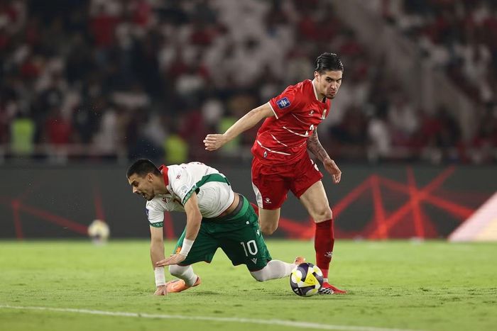 Idzes và Diks sẽ hợp thành cặp trung vệ chất lượng cho Indonesia, khác hẳn cặp Rizky Ridho - Jordi Amat tại ASEAN Cup 2026. Diks sẽ là trung vệ dập có xu hướng áp sát sớm và lao vào tắc bóng. Idzes sẽ bọc lót cho Diks bằng tư duy và khả năng phán đoán nhạy bén.