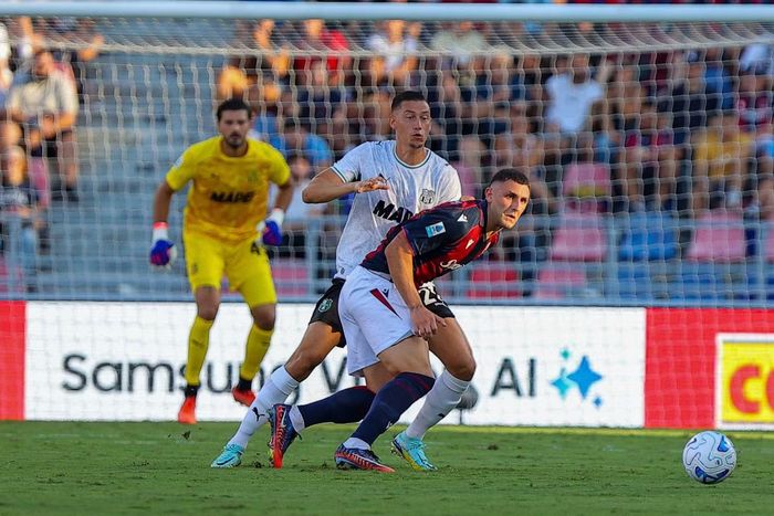 Jay Idzes (16,2 triệu USD): Trung vệ sinh năm 2000 (áo trắng) vừa đá chính ở trận Sassuolo hòa Bologna 2-2 tại Serie A vào rạng sáng 7/9 (giờ Hà Nội). Sau thời gian điều trị chấn thương, thủ quân tuyển Indonesia tái xuất, nhanh chóng lấy lại phong độ và sẽ sẵn sàng cho giải đấu FIFA ASEAN Cup.