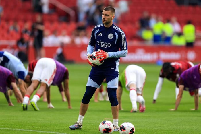 Maarten Paes (2,3 triệu USD): Ở kỳ chuyển nhượng hè 2026, Ajax mang về thủ môn kỳ cựu Ter Stegen. Sự xuất hiện của Ter Stegen khiến cơ hội bắt chính của Paes tại Ajax hẹp dần. Và trong bối cảnh không được ra sân tại CLB, thủ môn sinh năm 1998 khó cạnh tranh với Audero cho vị trí số 1 trong khung gỗ Indonesia ở FIFA ASEAN Cup.