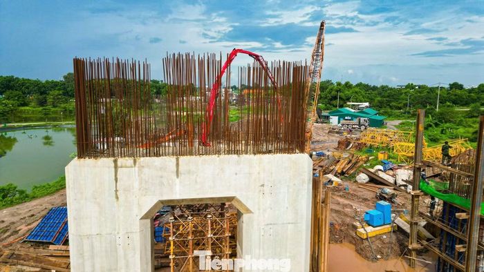 Tại tuyến đê Hữu Hồng đoạn qua xã Thanh Trì, công nhân đã hoàn thành cọc khoan nhồi ở hai trụ tháp của cầu chính. Hiện, nhà thầu tiếp tục thi công bệ trụ và các hạng mục cầu dẫn.