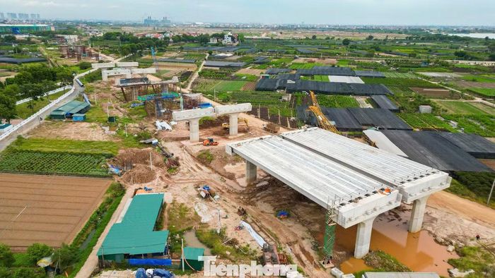 Tại hai đầu cầu thuộc Hà Nội và Hưng Yên, hàng trăm công nhân cùng máy móc đang thi công liên tục.