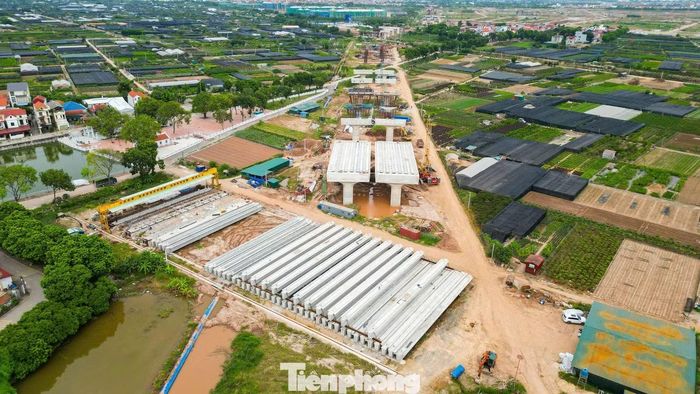 Hiện phía Hưng Yên, hai bãi đúc dầm lớn phục vụ thi công cầu cạn Ngọc Hồi.