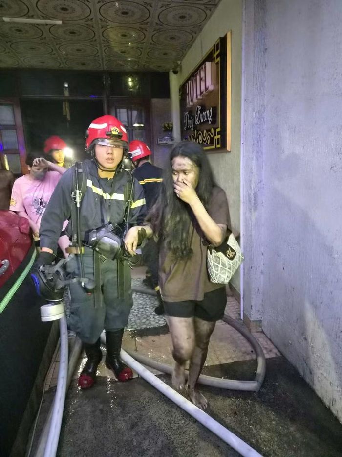 Nhiều khách thuê phòng bị ngạt khói được lực lượng chức năng kịp thời cứu thoát.