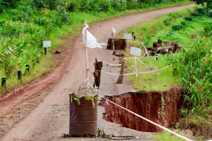 Chính quyền phường Đông Gia Nghĩa cắm biển báo, giăng dây khoanh vùng điểm sạt lở.