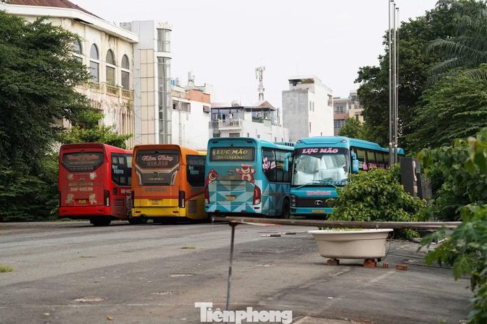 Bên trong khuôn viên, nhiều hạng mục có dấu hiệu xuống cấp. Một phần diện tích được sử dụng làm nơi đỗ xe.