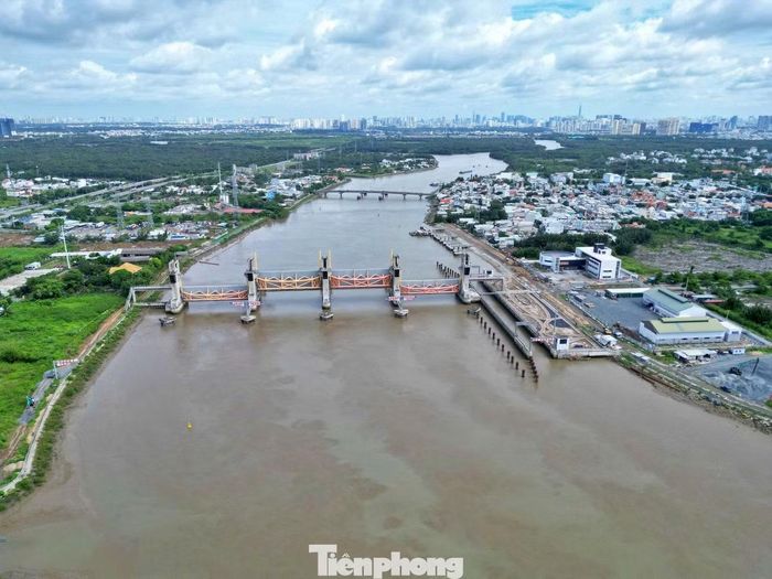 Dự án Giải quyết ngập do triều khu vực TPHCM có xét yếu tố biến đổi khí hậu (giai đoạn 1), thường được gọi là dự án chống ngập 10.000 tỷ đồng, thời gian qua phát sinh nhiều vướng mắc khiến quá trình thực hiện và thanh toán cho nhà đầu tư kéo dài.