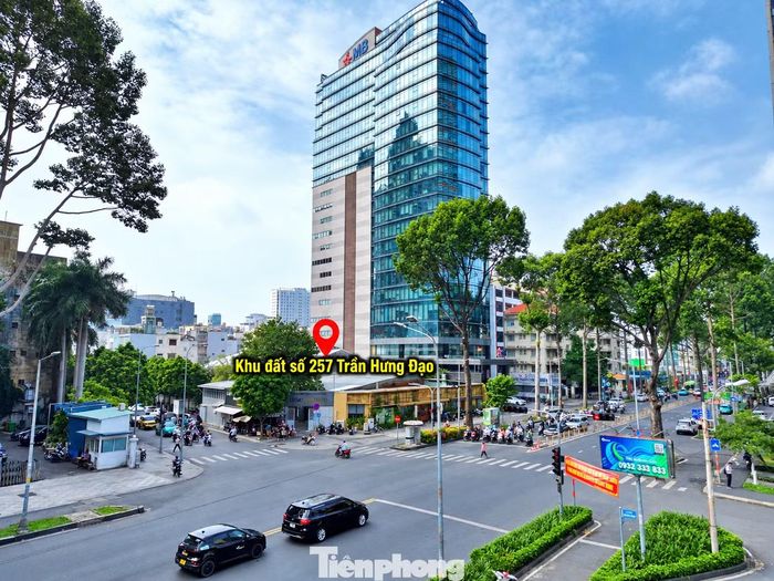 Trong khi đó, khu đất số 257 Trần Hưng Đạo, phường Cầu Ông Lãnh, vừa được TPHCM thu hồi từ Trung tâm Huấn luyện và thi đấu Thể dục thể thao thành phố, đơn vị trực thuộc Sở Văn hóa và Thể thao.