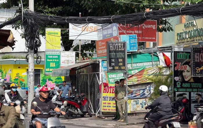 Lực lượng chức năng phong tỏa khách sạn xảy ra cháy khiến 2 người tử vong.