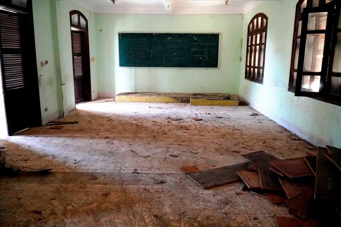 Bên trong một phòng học bị bỏ hoang.