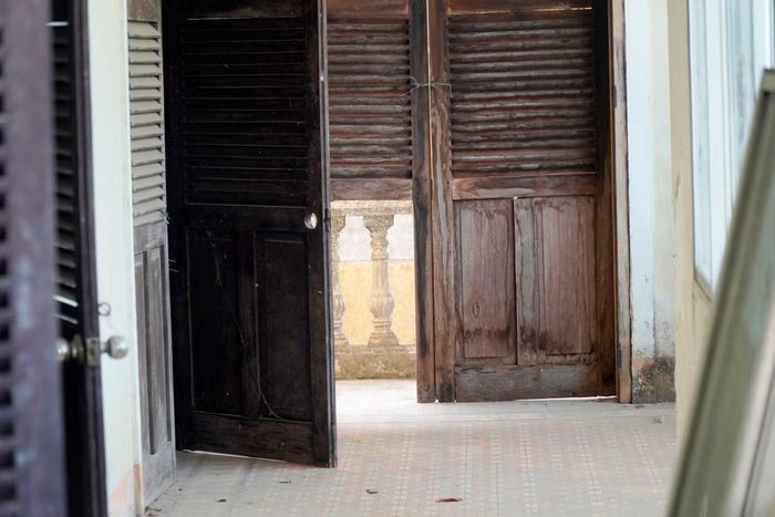 Hệ thống cửa tầng hai khối nhà Huyện ủy cũ bị hỏng nát.