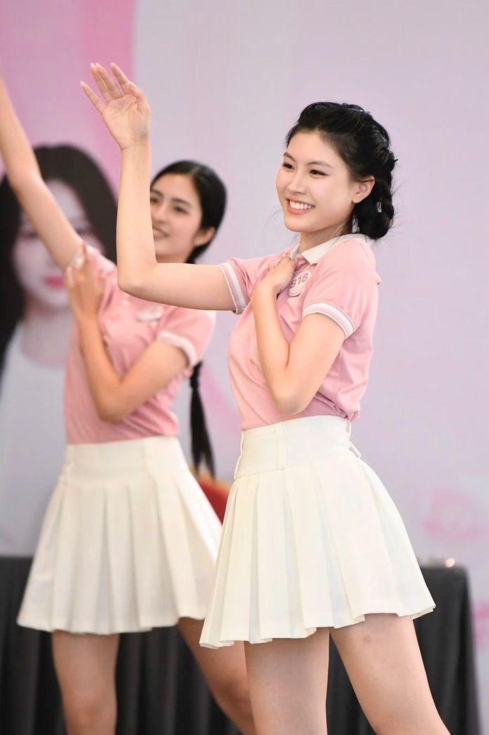 Với nhiều cô gái, đây là lần đầu họ được học múa bài bản. Nhiều thí sinh ban đầu còn lúng túng khi phải ghi nhớ các động tác. Họ tập trung quan sát biên đạo, cố gắng thuộc từng nhịp tay, bước chân. Bên cạnh những thí sinh lần đầu tiếp xúc với múa, cuộc thi năm nay cũng quy tụ nhiều cô gái có năng khiếu nghệ thuật. Lợi thế này giúp một số thí sinh nhanh chóng bắt nhịp với bài tập.